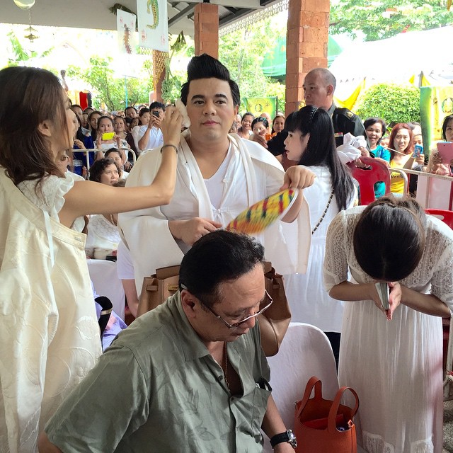 อั้ม พัชราภา ควง แอมป์ พิธาน ทำบุญยกช่อฟ้าวัดท่าไม้ 