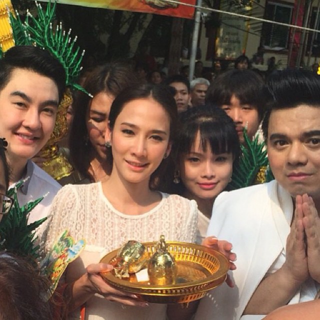 อั้ม พัชราภา ควง แอมป์ พิธาน ทำบุญยกช่อฟ้าวัดท่าไม้ 