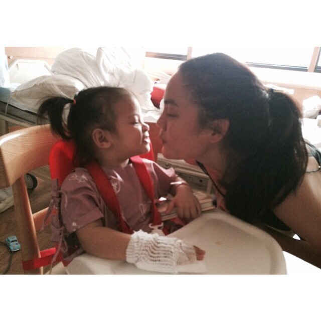 น้องบีน่า-บรู๊คลิน ลูกนานาป่วยเข้า รพ. เจนี่-แอน แท็กทีมเยี่ยม  