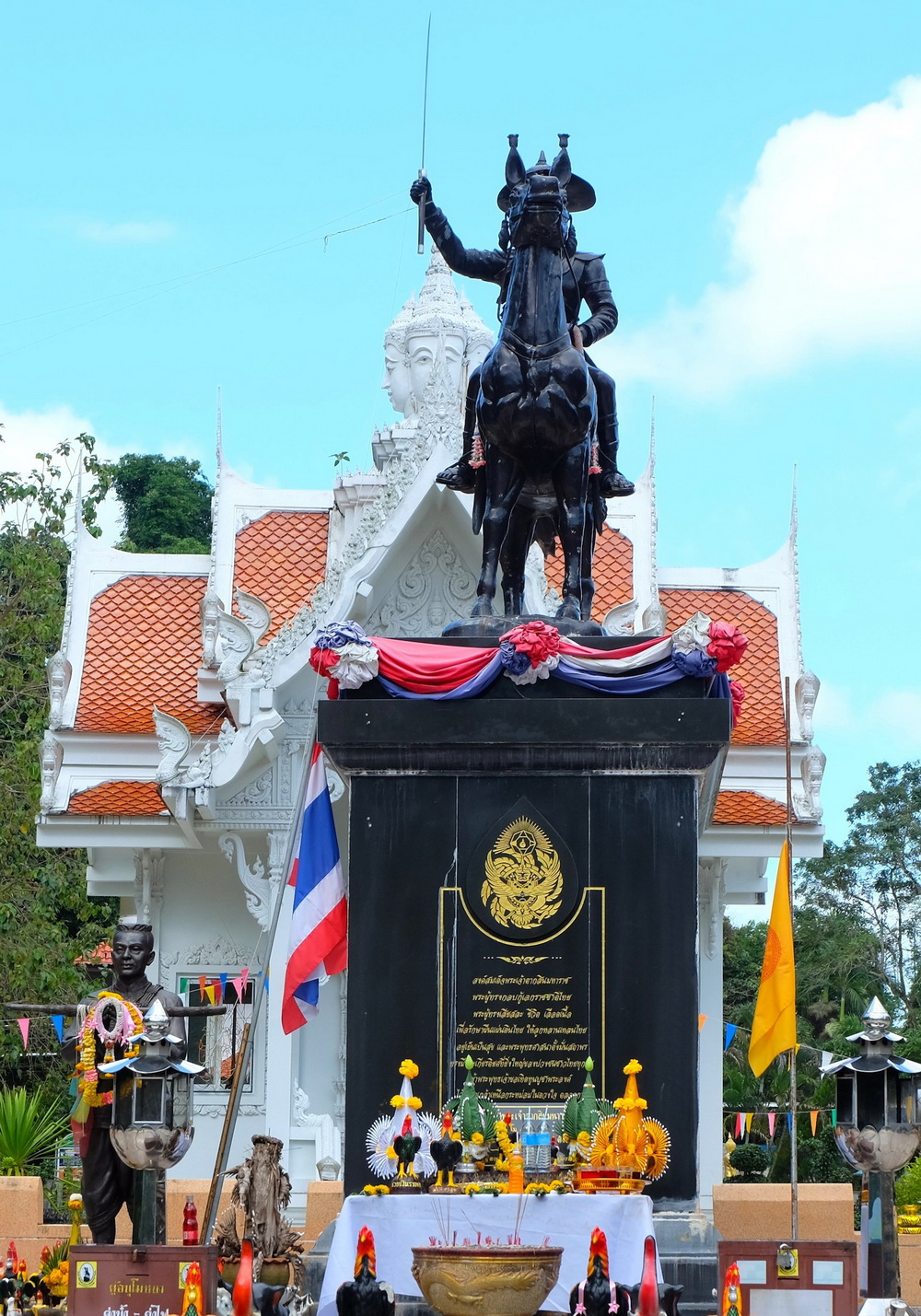 อนสาวรีย์พระเจ้าตากสิน วัดเขาขุนพนม