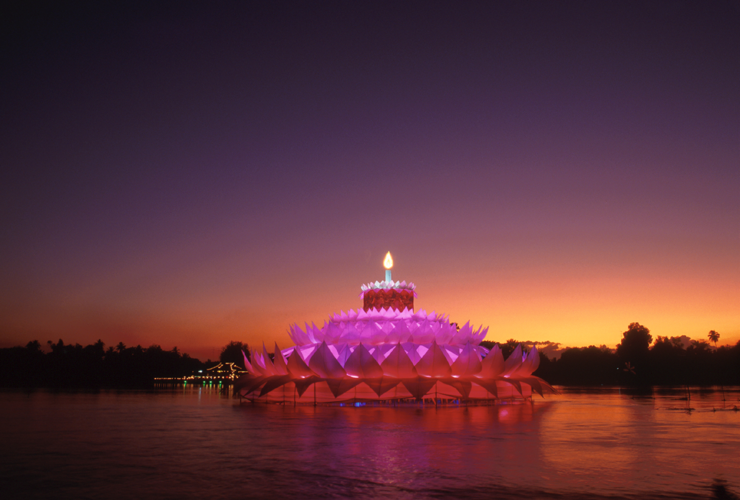 ประเพณีลอยกระทงตามประทีปศูนย์ศิลปาชีพบางไทร ประจำปี 2556