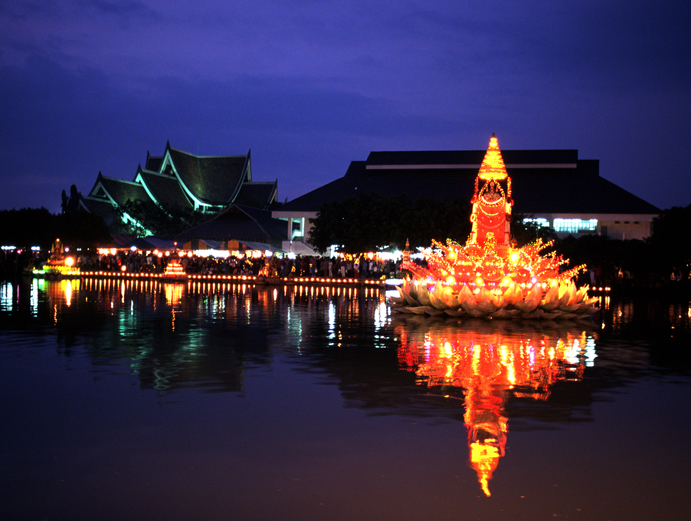 ประเพณีลอยกระทงตามประทีปศูนย์ศิลปาชีพบางไทร ประจำปี 2556