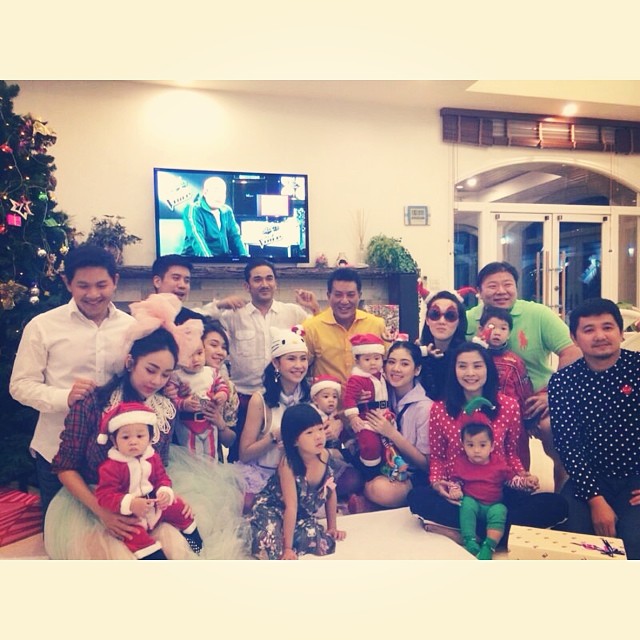 แก๊งคุณแม่ปาร์ตี้ เอ๋ เป้ย บี นิหน่า จับลูกน้อยสวมชุดซานต้า