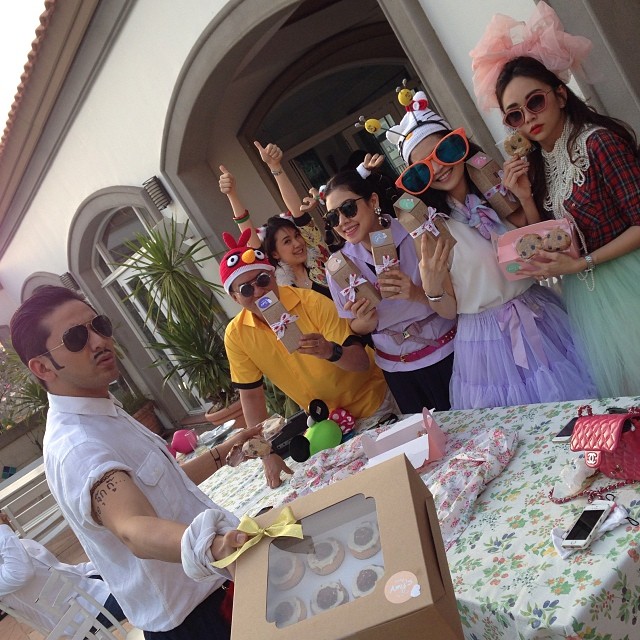 แก๊งคุณแม่ปาร์ตี้ เอ๋ เป้ย บี นิหน่า จับลูกน้อยสวมชุดซานต้า