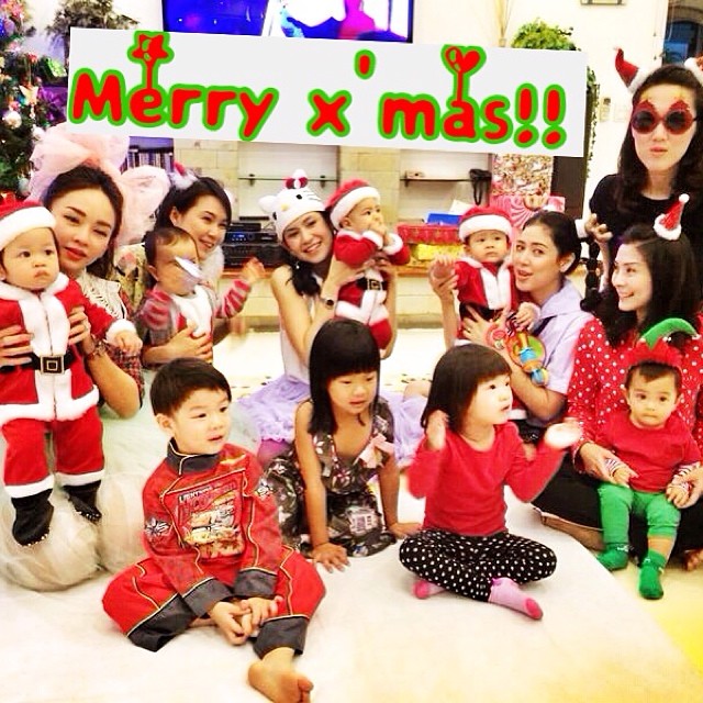 แก๊งคุณแม่ปาร์ตี้ เอ๋ เป้ย บี นิหน่า จับลูกน้อยสวมชุดซานต้า