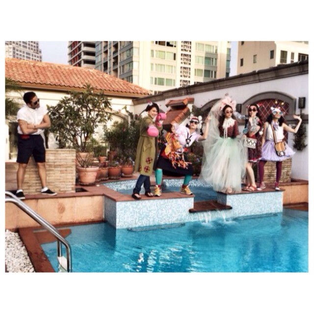 แก๊งคุณแม่ปาร์ตี้ เอ๋ เป้ย บี นิหน่า จับลูกน้อยสวมชุดซานต้า