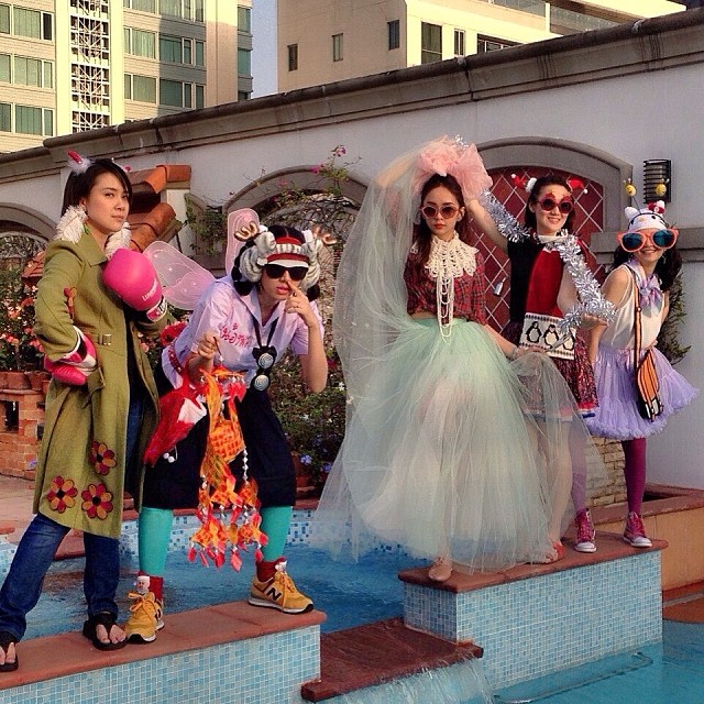 แก๊งคุณแม่ปาร์ตี้ เอ๋ เป้ย บี นิหน่า จับลูกน้อยสวมชุดซานต้า