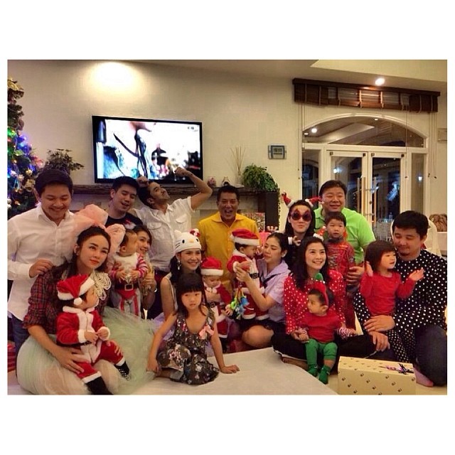 แก๊งคุณแม่ปาร์ตี้ เอ๋ เป้ย บี นิหน่า จับลูกน้อยสวมชุดซานต้า