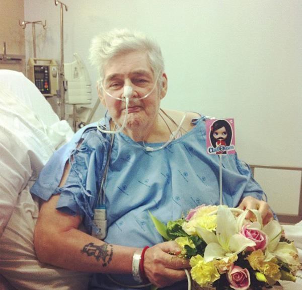 พ่อชมพู่ อารยา  จากไปไม่มีวันกลับ เพื่อนดาราร่วมโพสต์ให้กำลังใจ