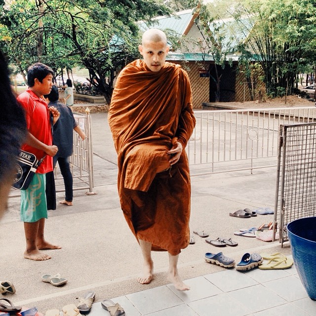 ไรอัน เจทท์ บวชแล้ว ได้ฉายา กิตติวณฺโณ แอริณ วิกกี้ ร่วมงาน