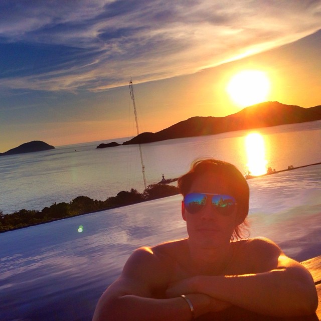 แวนเนส F4 แชร์ภาพสุดหวานกับภรรยา ระหว่างผักผ่อนที่ภูเก็ต