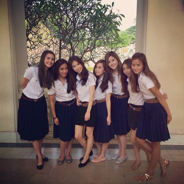 ญาญ่า อุรัสยา สวยใสในชุดนิสิต ตระเวนถ่ายรูปรอบจุฬาฯ ก่อนเรียนจบ