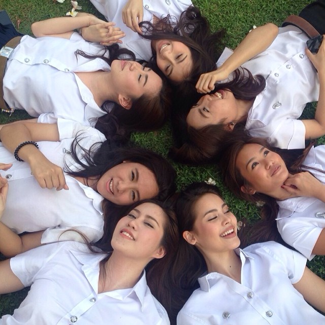 ญาญ่า อุรัสยา สวยใสในชุดนิสิต ตระเวนถ่ายรูปรอบจุฬาฯ ก่อนเรียนจบ