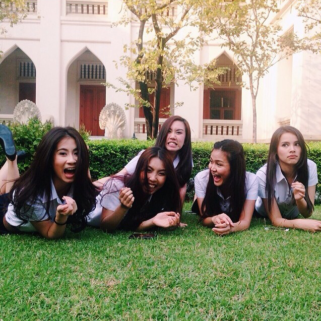 ญาญ่า อุรัสยา สวยใสในชุดนิสิต ตระเวนถ่ายรูปรอบจุฬาฯ ก่อนเรียนจบ