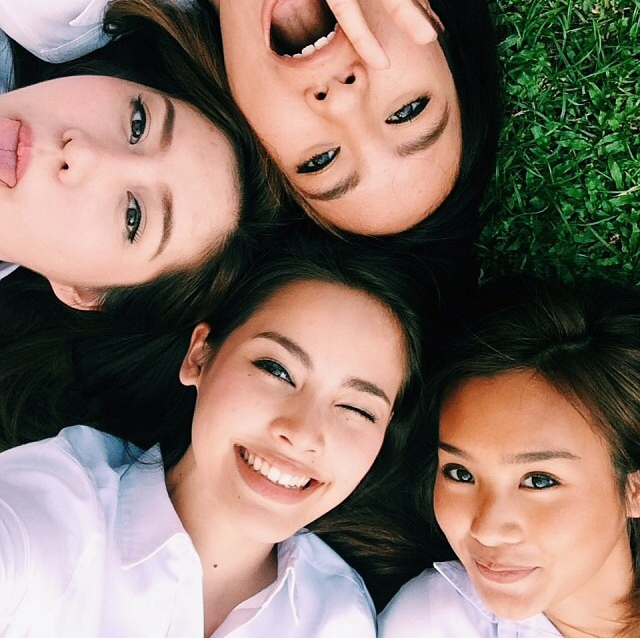 ญาญ่า อุรัสยา สวยใสในชุดนิสิต ตระเวนถ่ายรูปรอบจุฬาฯ ก่อนเรียนจบ