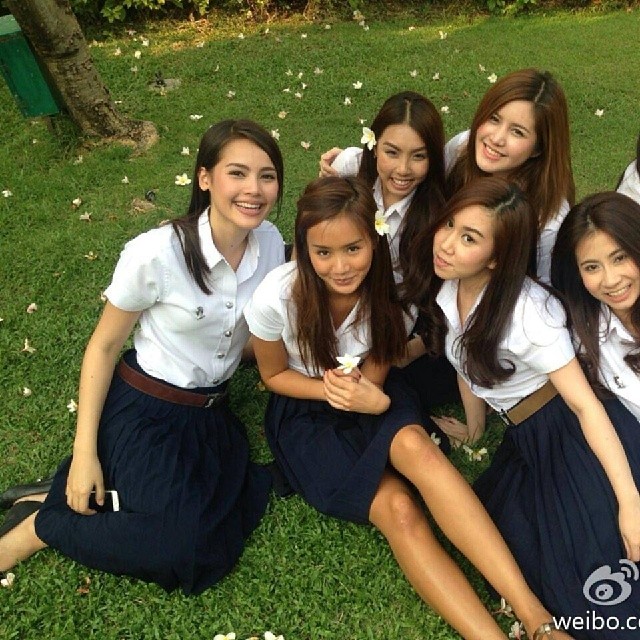 ญาญ่า อุรัสยา สวยใสในชุดนิสิต ตระเวนถ่ายรูปรอบจุฬาฯ ก่อนเรียนจบ