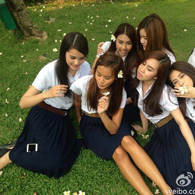 ญาญ่า อุรัสยา สวยใสในชุดนิสิต ตระเวนถ่ายรูปรอบจุฬาฯ ก่อนเรียนจบ