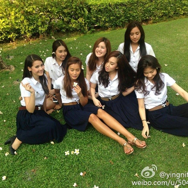 ญาญ่า อุรัสยา สวยใสในชุดนิสิต ตระเวนถ่ายรูปรอบจุฬาฯ ก่อนเรียนจบ