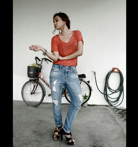 กางเกงยีนส์ขาดๆ