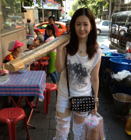 กางเกงยีนส์ขาดๆ