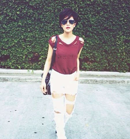 กางเกงยีนส์ขาดๆ