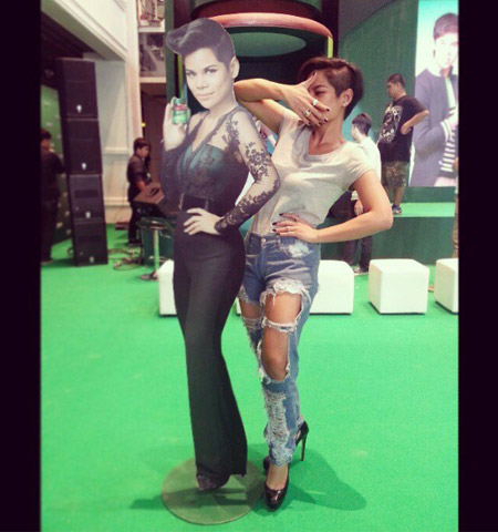 กางเกงยีนส์ขาดๆ