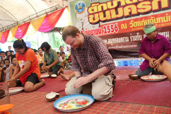 ตักบาตรขนมครกชาวตำบลบางพรม