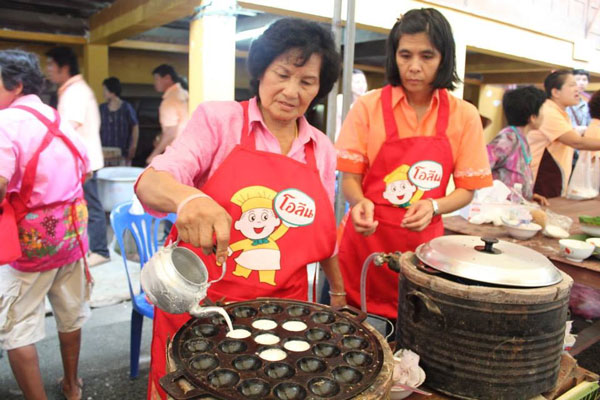 ตักบาตรขนมครกชาวตำบลบางพรม