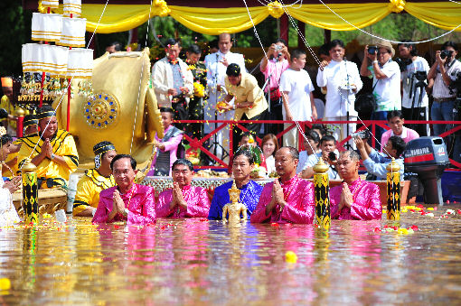 งานประเพณีอุ้มพระดำน้ำและเทศกาลอาหารอร่อยจังหวัดเพชรบูรณ์