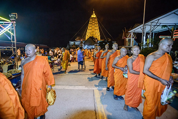 ประเพณีรดน้ำต้นโพธิ์ และออกร้านตลาดนิพพาน