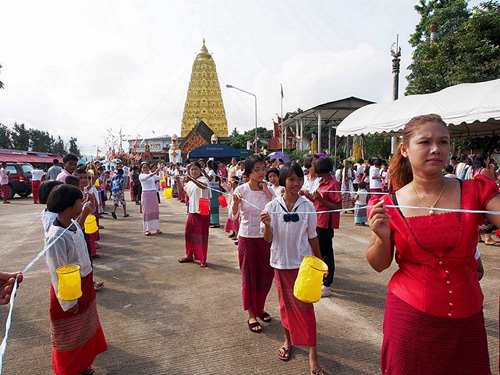 ลอยเรือสะเดาะเคราะห์ชาวมอญ