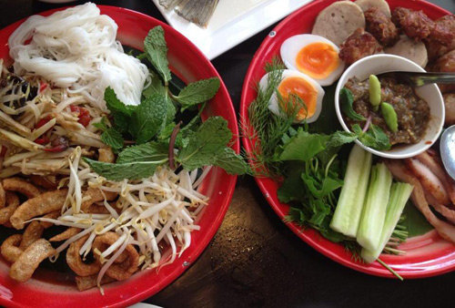 ร้านส้มตำถาด,ตำถาด
