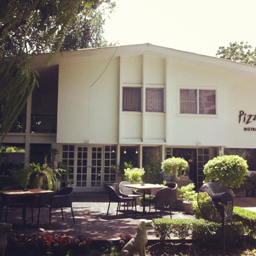 ร้านพิซซ่าเตาถ่าน