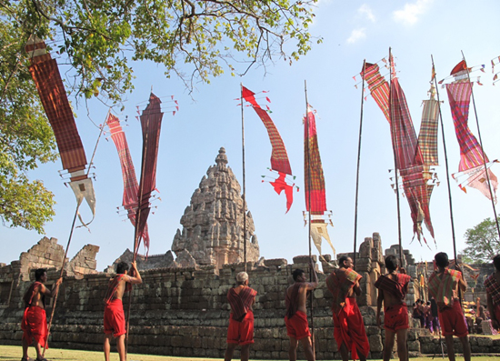 ประเพณีขึ้นเขาพนมรุ้ง