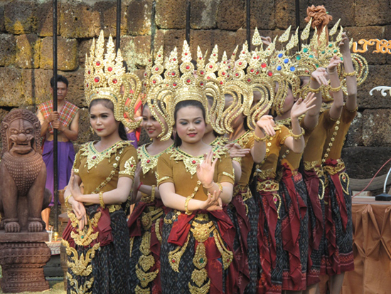 ประเพณีขึ้นเขาพนมรุ้ง