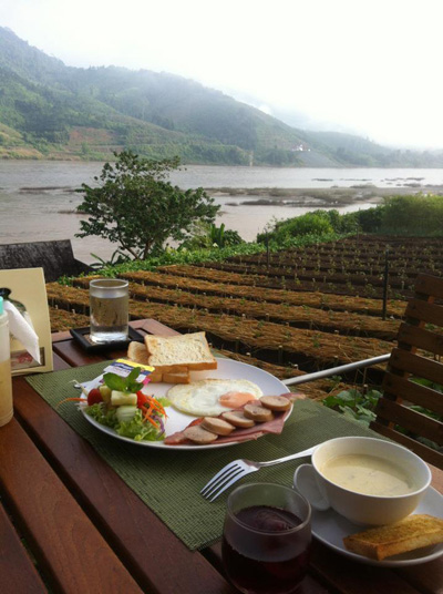 ที่พักริมน้ำ