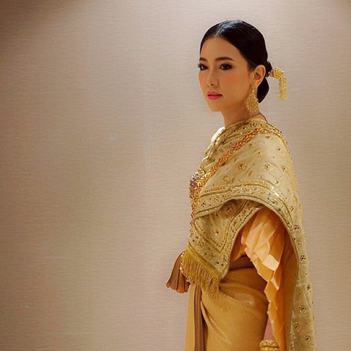 งามมาก ! นุ่น วรนุช แต่งชุดไทยรำถวายพระพรหม 