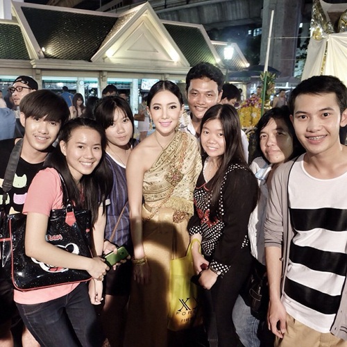 งามมาก ! นุ่น วรนุช แต่งชุดไทยรำถวายพระพรหม 