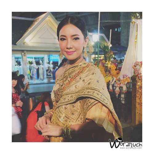 งามมาก ! นุ่น วรนุช แต่งชุดไทยรำถวายพระพรหม 