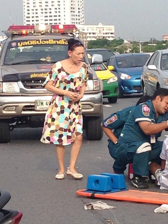 ตุ๊ก เดือนเต็ม ช่วยคนถูกรถชนกลางถนน