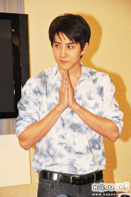 ไมค์ พิรัชต์ แถลงข่าว