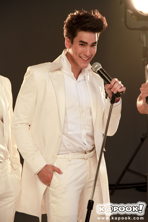 ภาพเบื้องหลังถ่าย โปสเตอร์คอนเสิร์ต Give Me 5