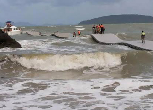 คลื่นซัดเรือสปีดโบ๊ทกระบี่แตก