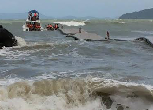 คลื่นซัดเรือสปีดโบ๊ทกระบี่แตก