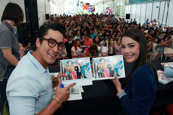 ดาราแจกลายเซ็นปฏิทินช่อง 3 ปี 2558