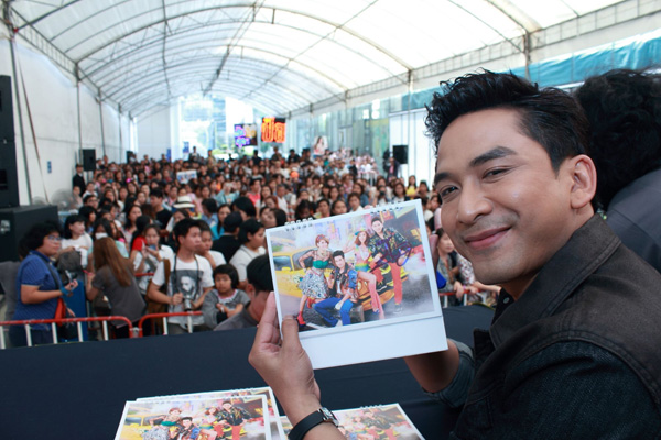 ดาราแจกลายเซ็นปฏิทินช่อง 3 ปี 2558