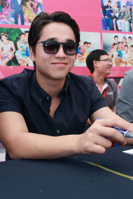 ดาราแจกลายเซ็นปฏิทินช่อง 3 ปี 2558