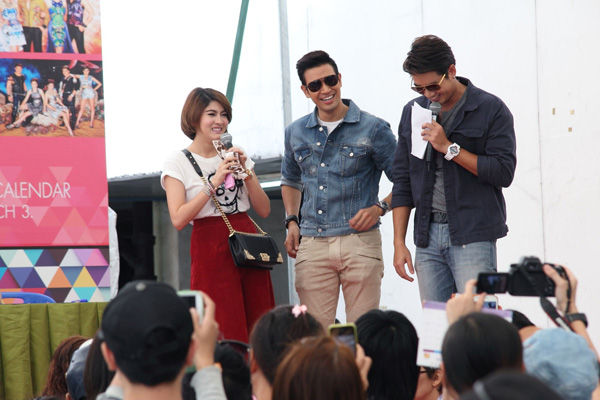 ดาราแจกลายเซ็นปฏิทินช่อง 3 ปี 2558