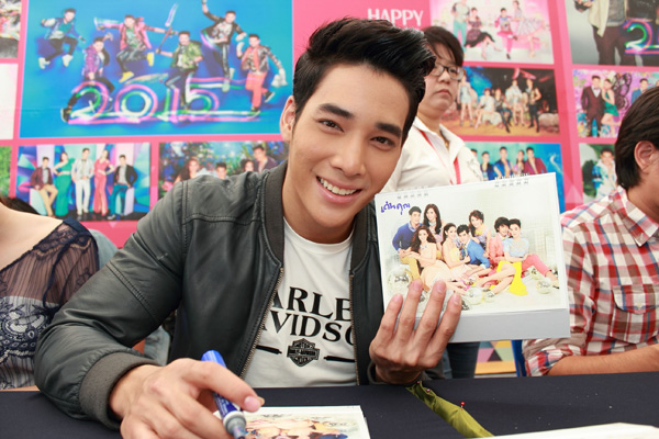 ดาราแจกลายเซ็นปฏิทินช่อง 3 ปี 2558
