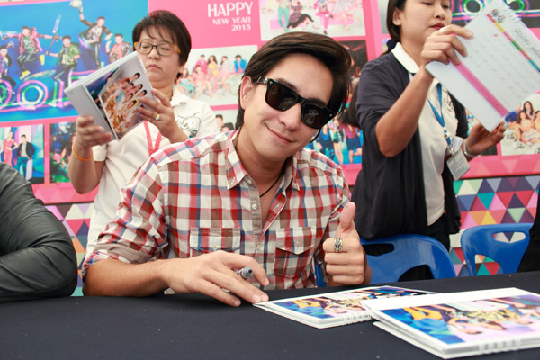ดาราแจกลายเซ็นปฏิทินช่อง 3 ปี 2558